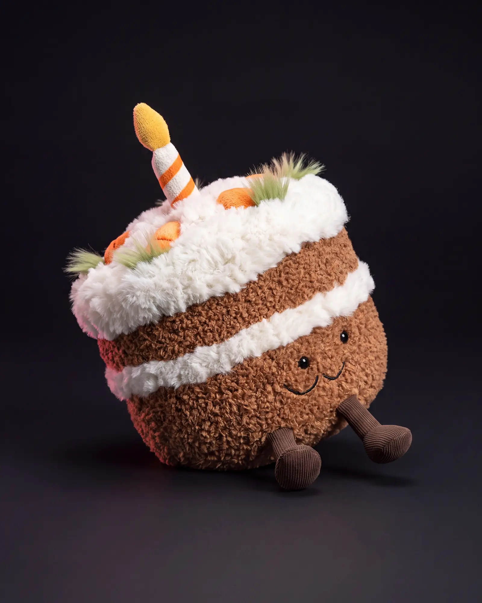 Amuseables Carrot Cake, 어두운 스튜디오 배경.