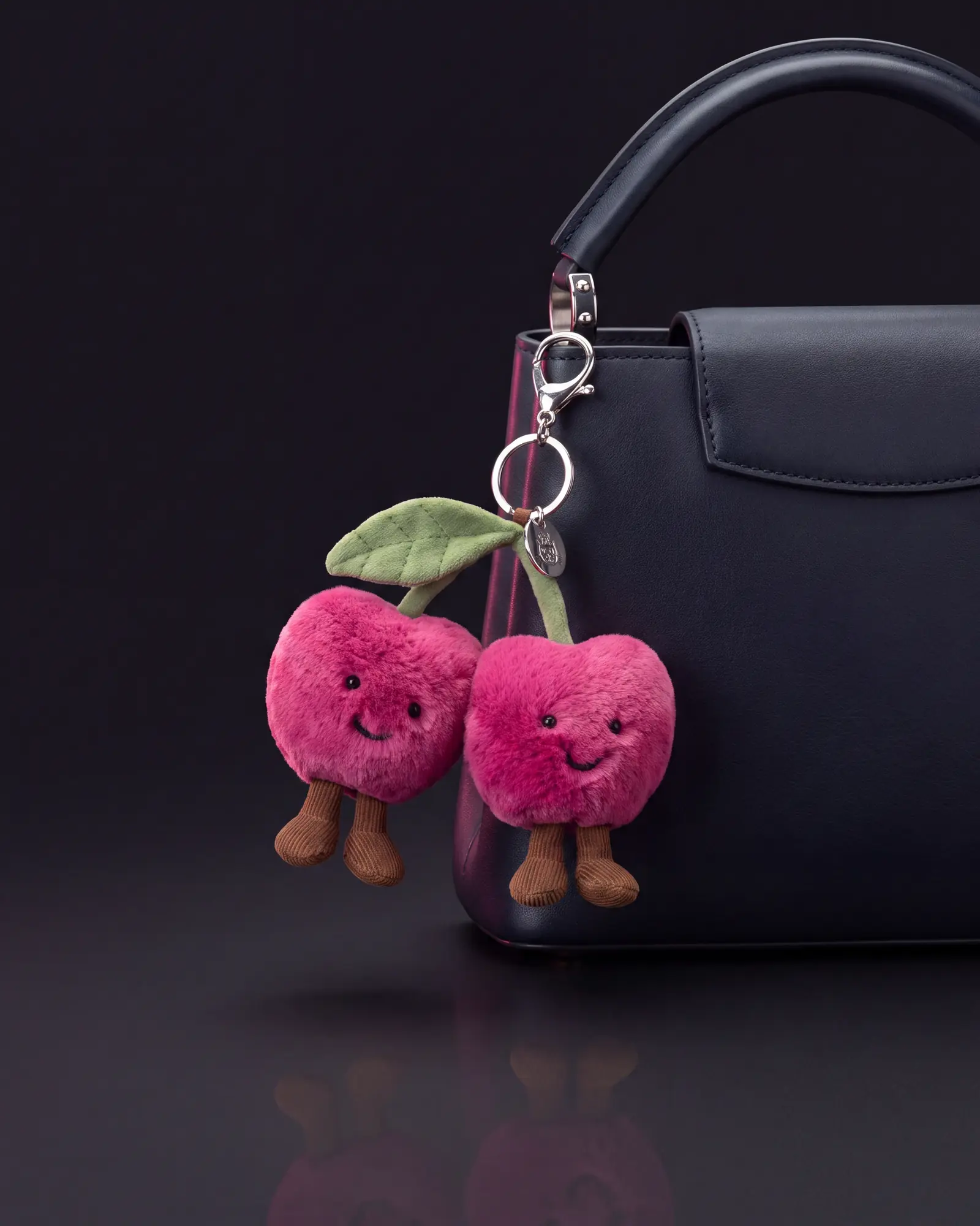 Amuseables Cherries Bag Charm, 두 번째 각도.
