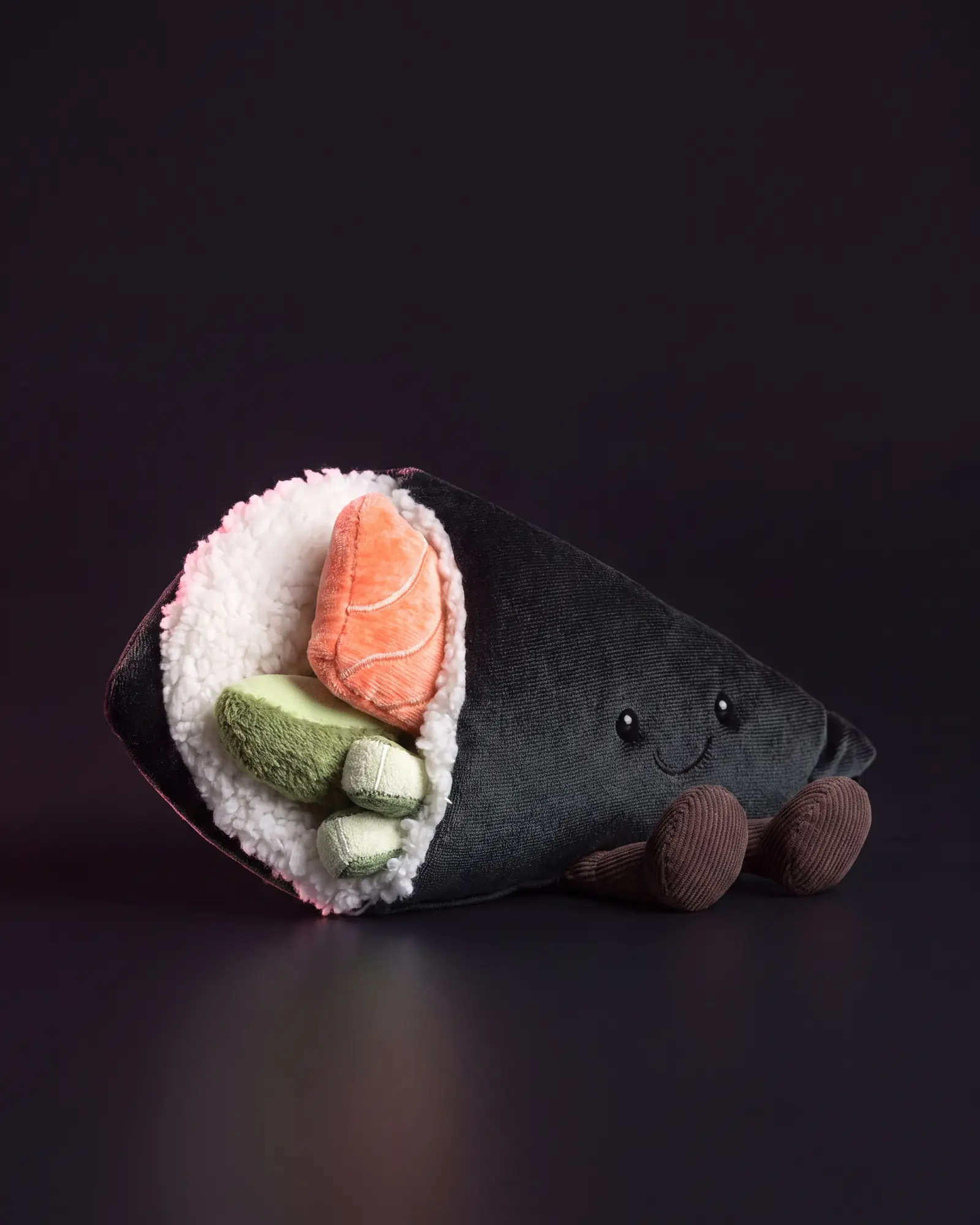 Amuseables Coneroi Temaki, 어두운 스튜디오 배경.