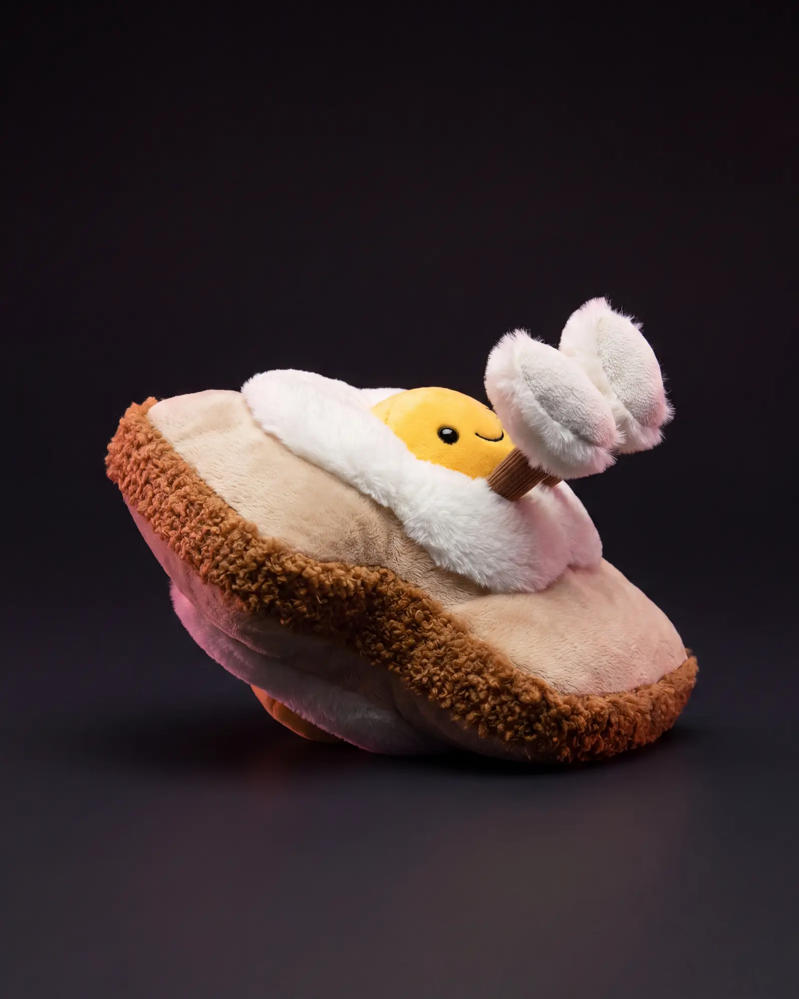 Amuseables Egglantine Egg On Toast, 어두운 스튜디오 배경.