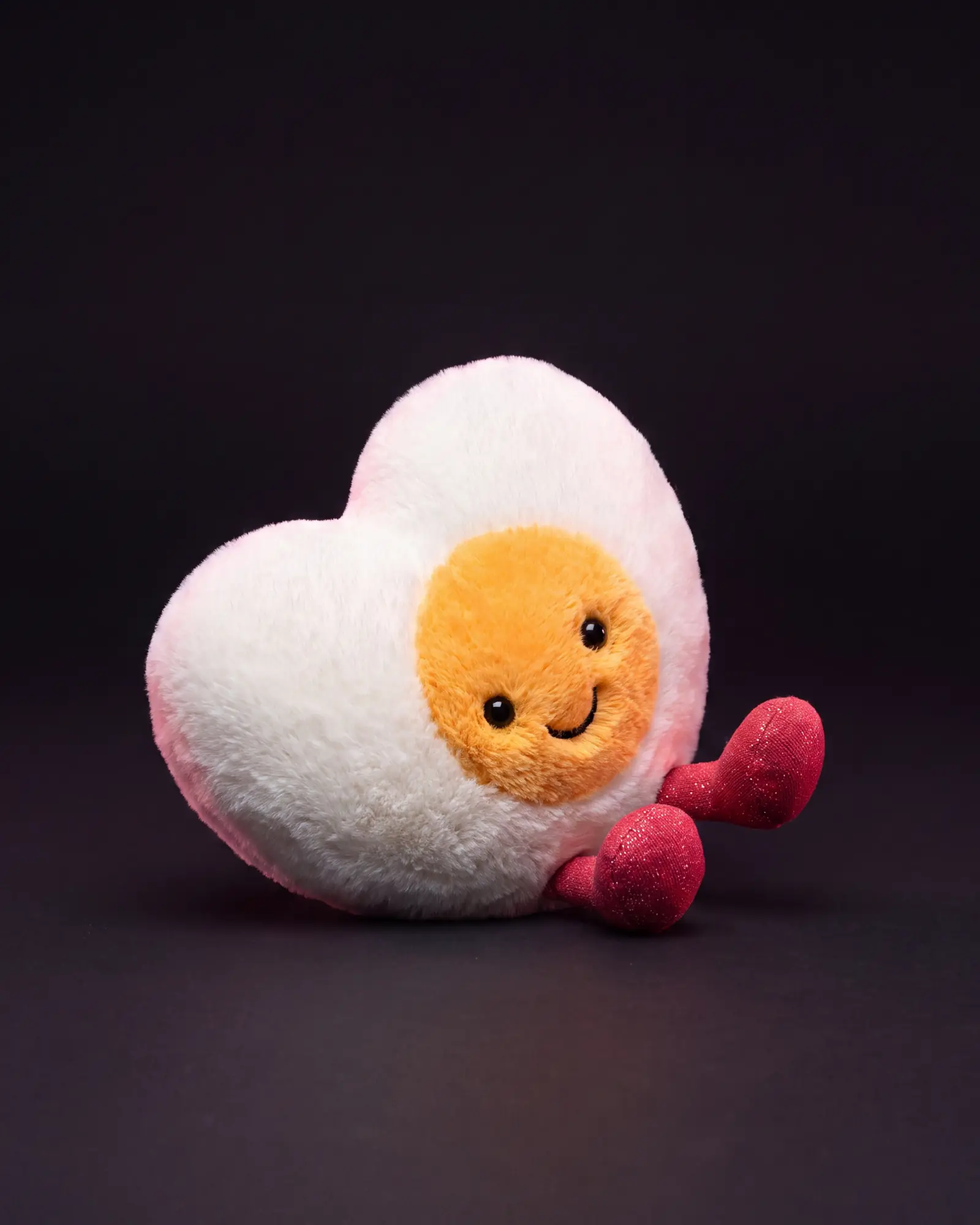 Amuseables Heart Boiled Egg, 어두운 스튜디오 배경.