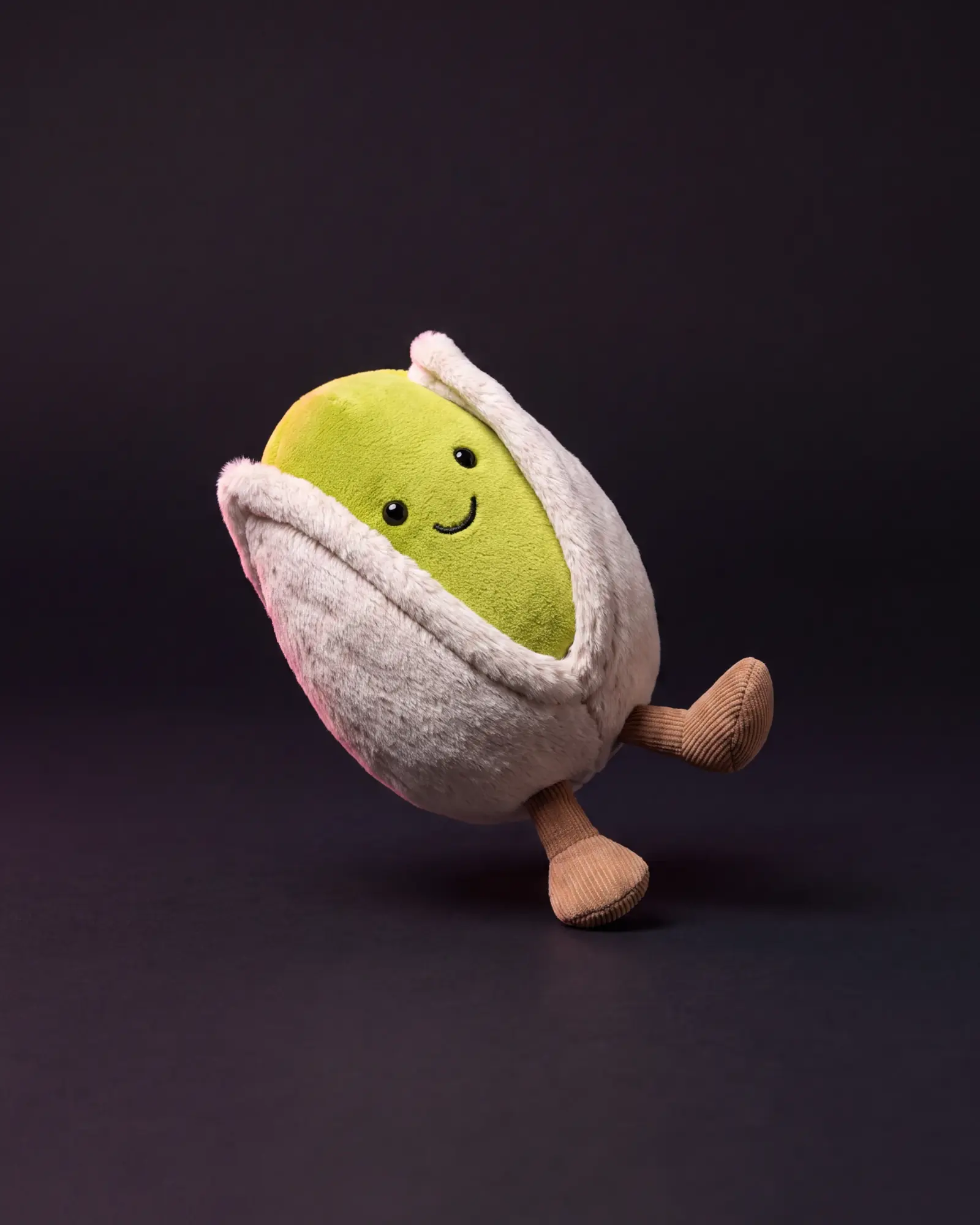 Amuseables Horatio Pistachio, 어두운 스튜디오 배경.