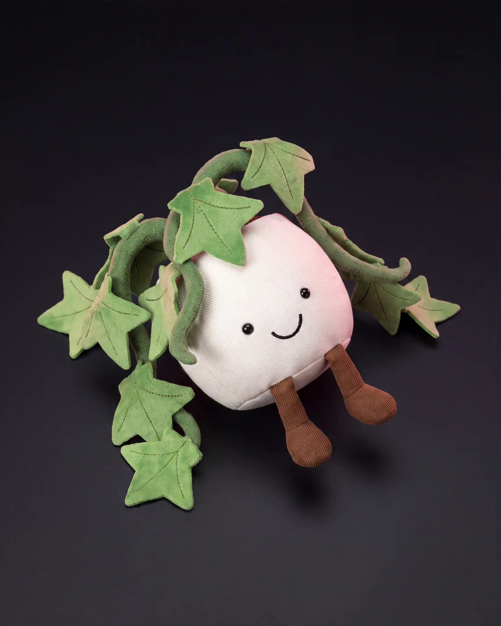 Amuseables Ivy, 어두운 스튜디오 배경.