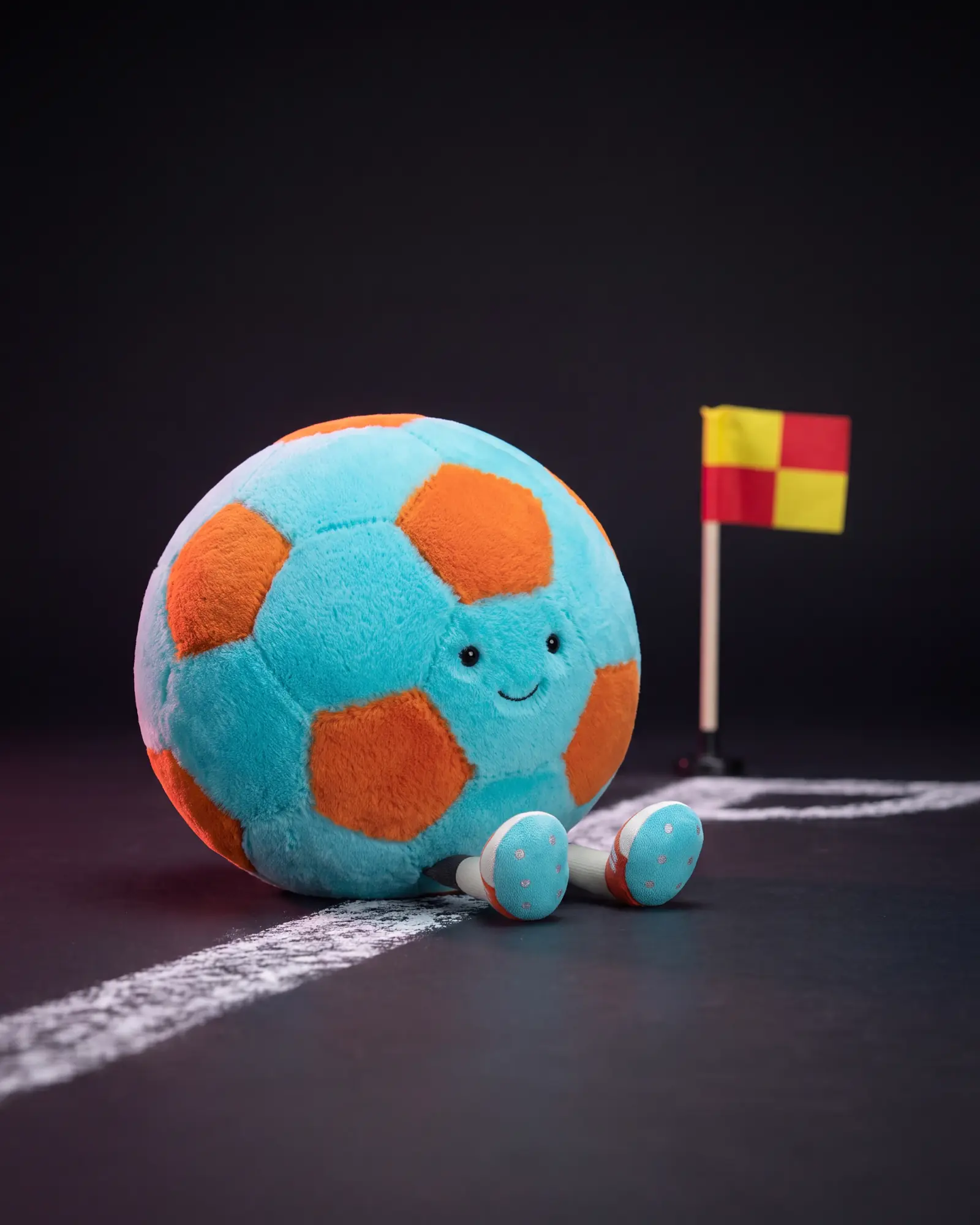 Amuseables Jellycat Football, 두 번째 각도.