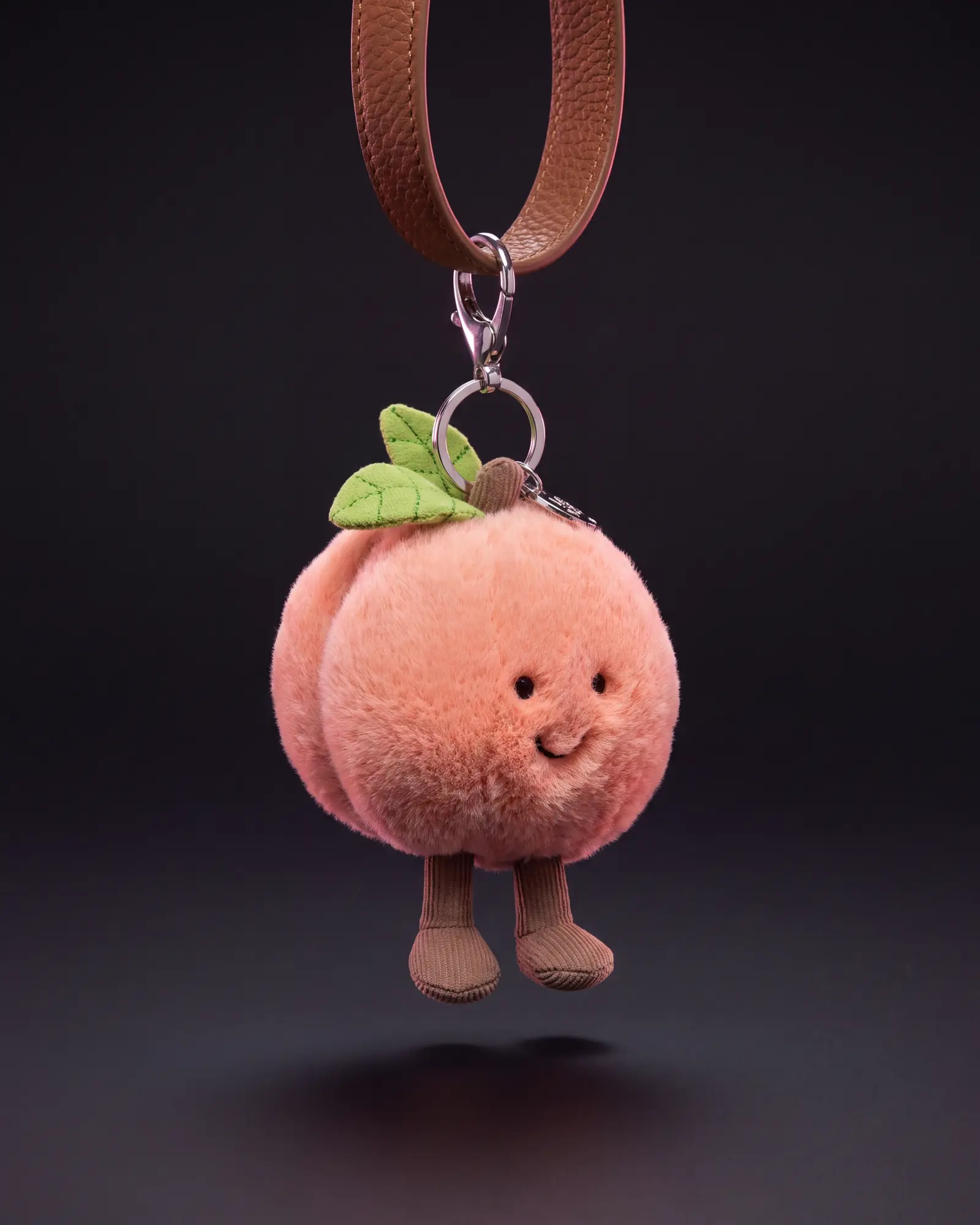 Amuseables Peach Bag Charm, 두 번째 각도.