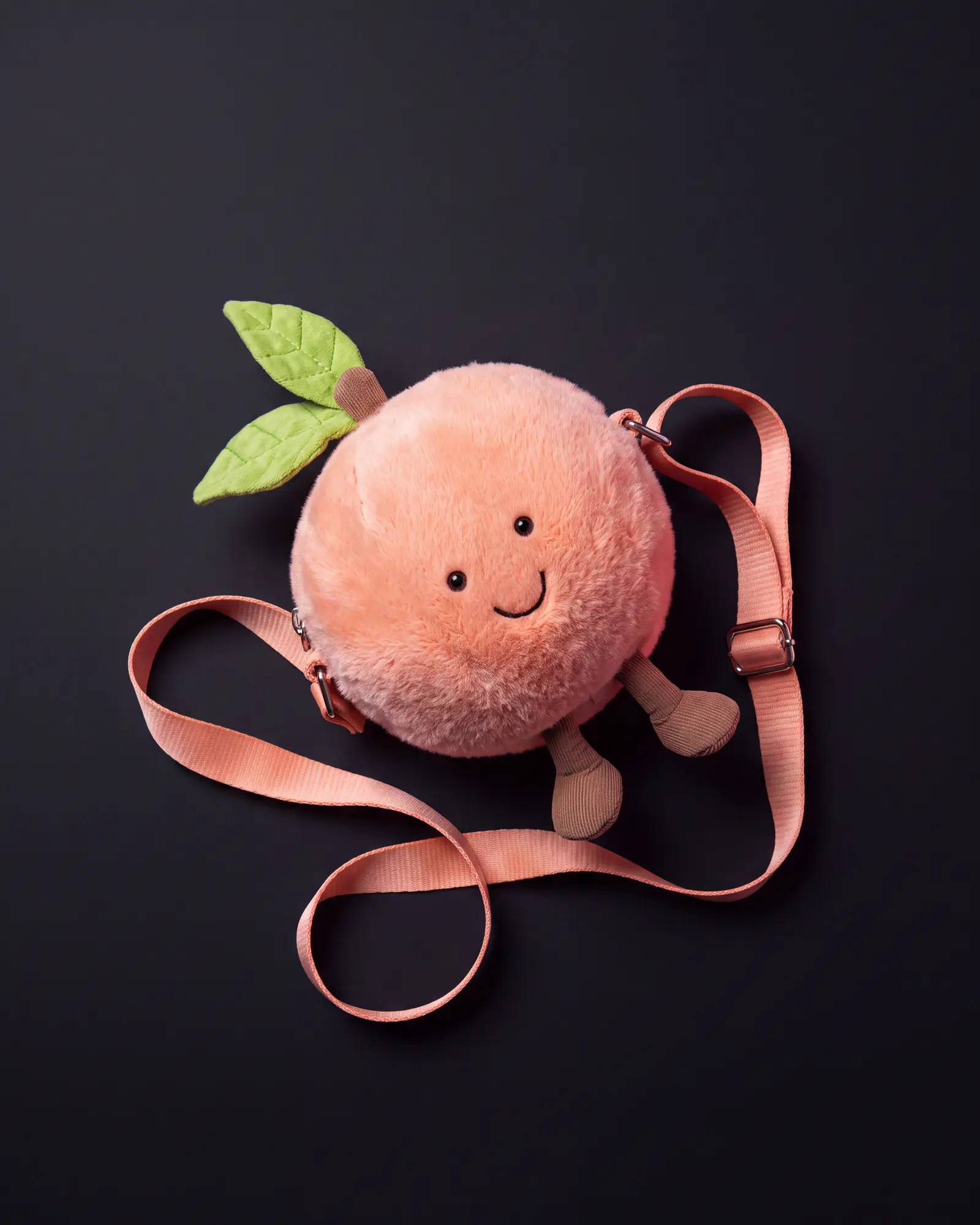 Amuseables Peach Shoulder Bag, 어두운 스튜디오 배경.