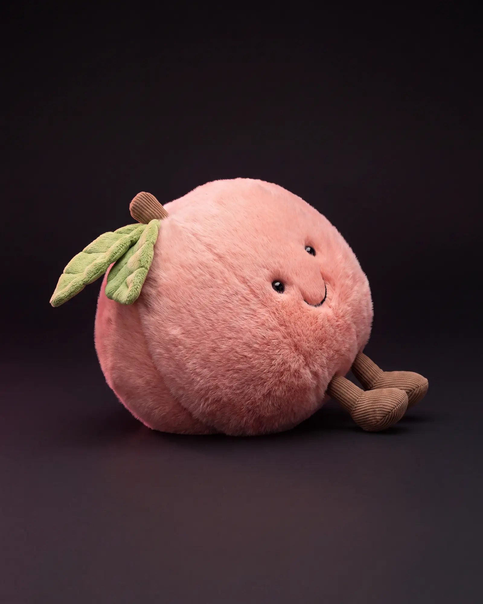 Amuseables Peach, 어두운 스튜디오 배경.