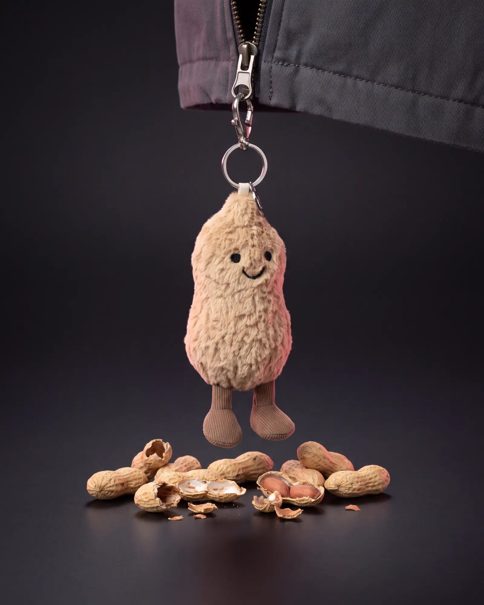 Amuseables Peanut Bag Charm, 두 번째 각도.