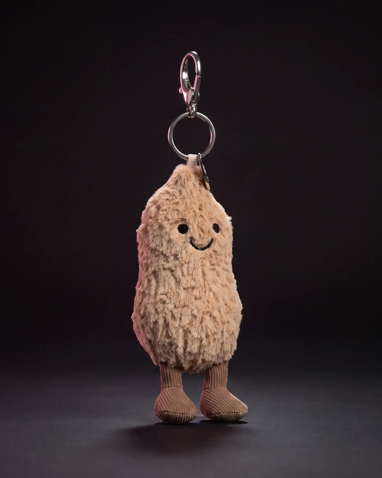 Amuseables Peanut Bag Charm, 어두운 스튜디오 배경.