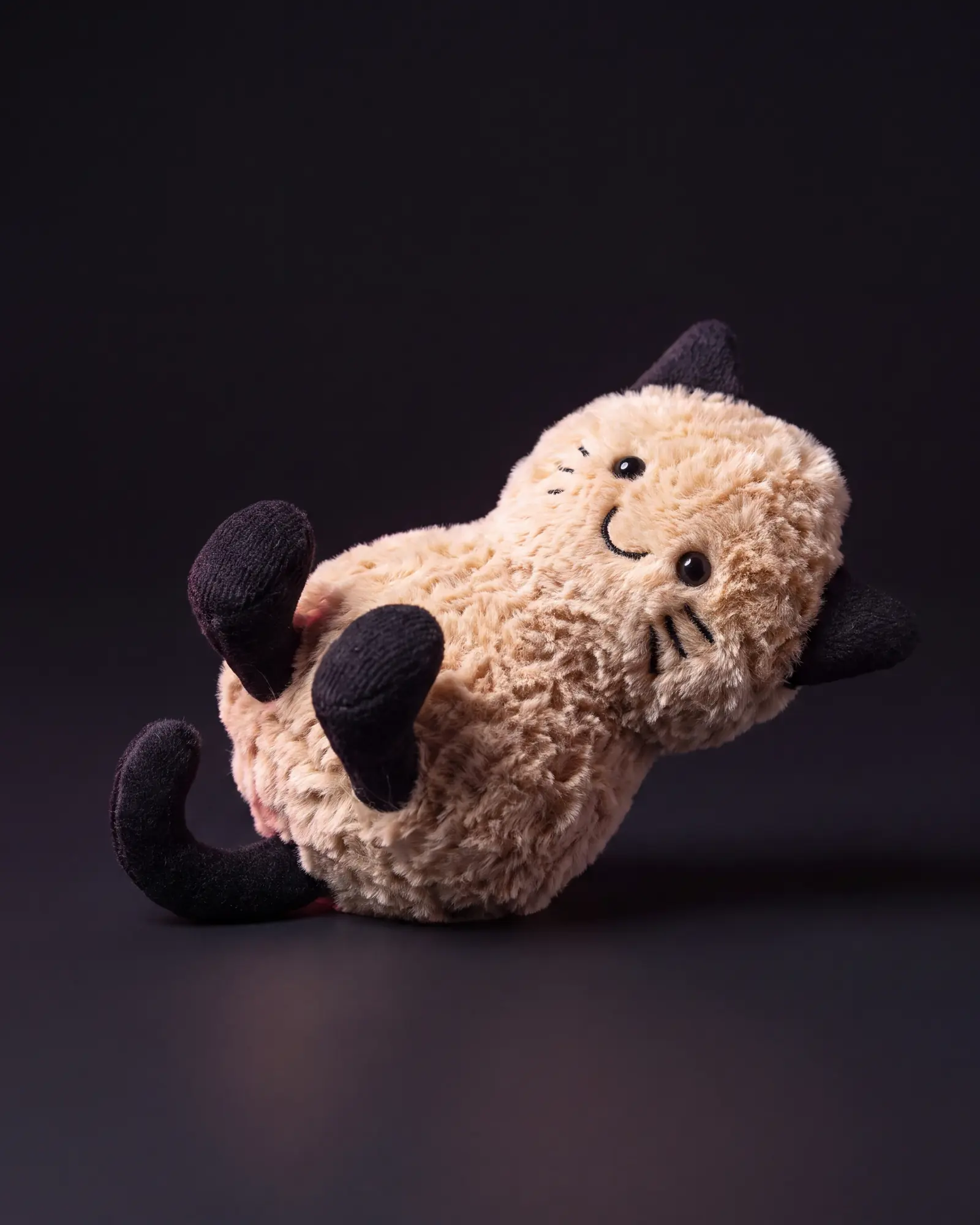 Amuseables Peanut ‘Cat’, 어두운 스튜디오 배경.