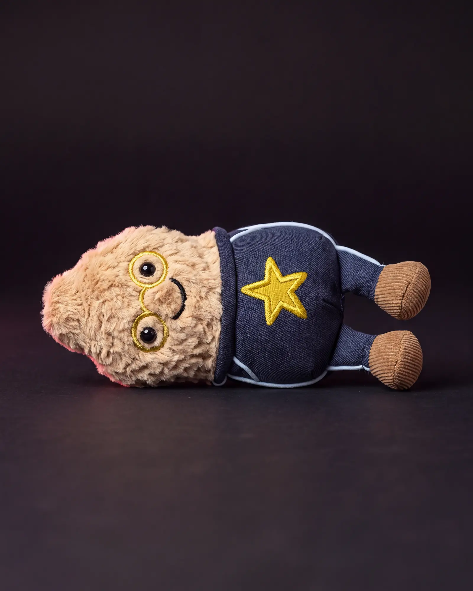 Amuseables Peanut ‘Star Student’, 어두운 스튜디오 배경.
