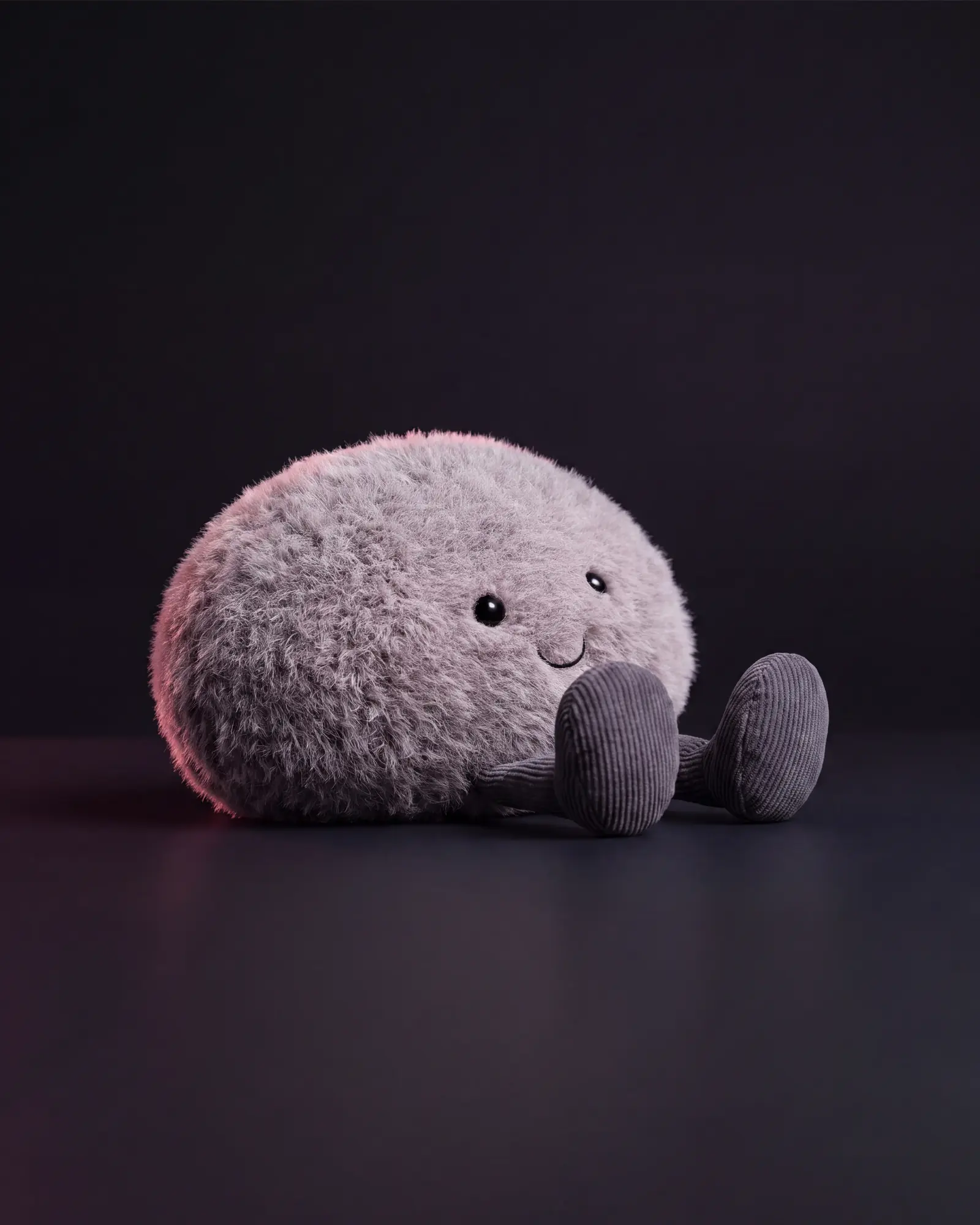 Amuseables Pebble, 어두운 스튜디오 배경.