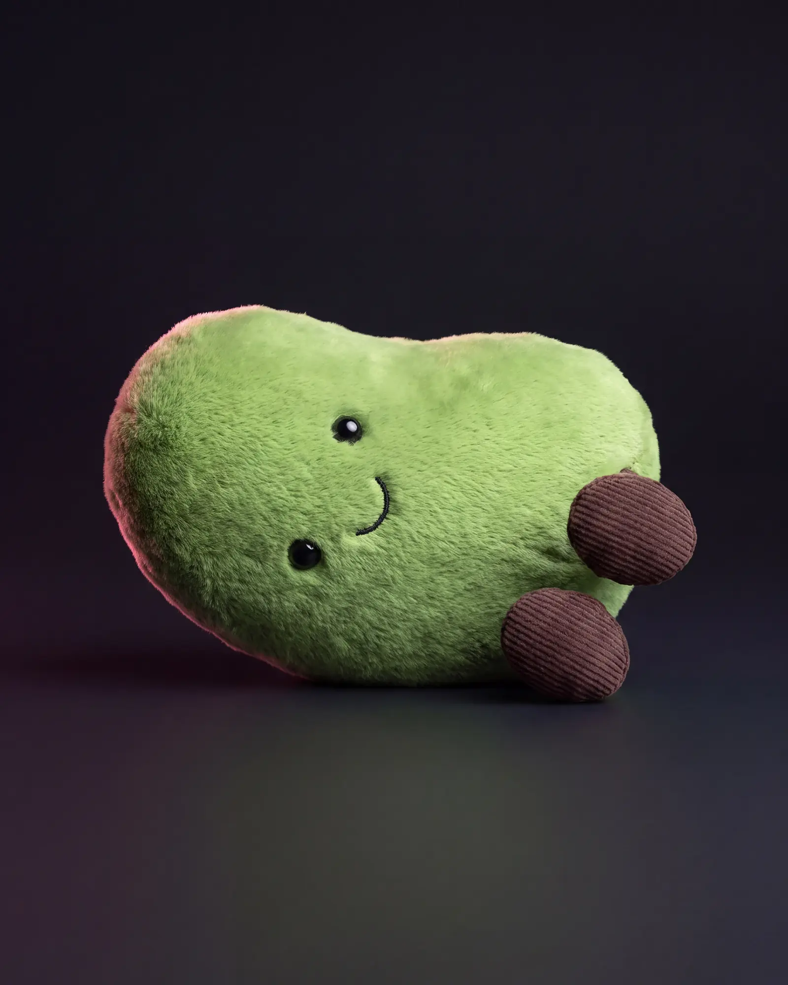 Amuseables Soyella Edamame Bean, 어두운 스튜디오 배경.