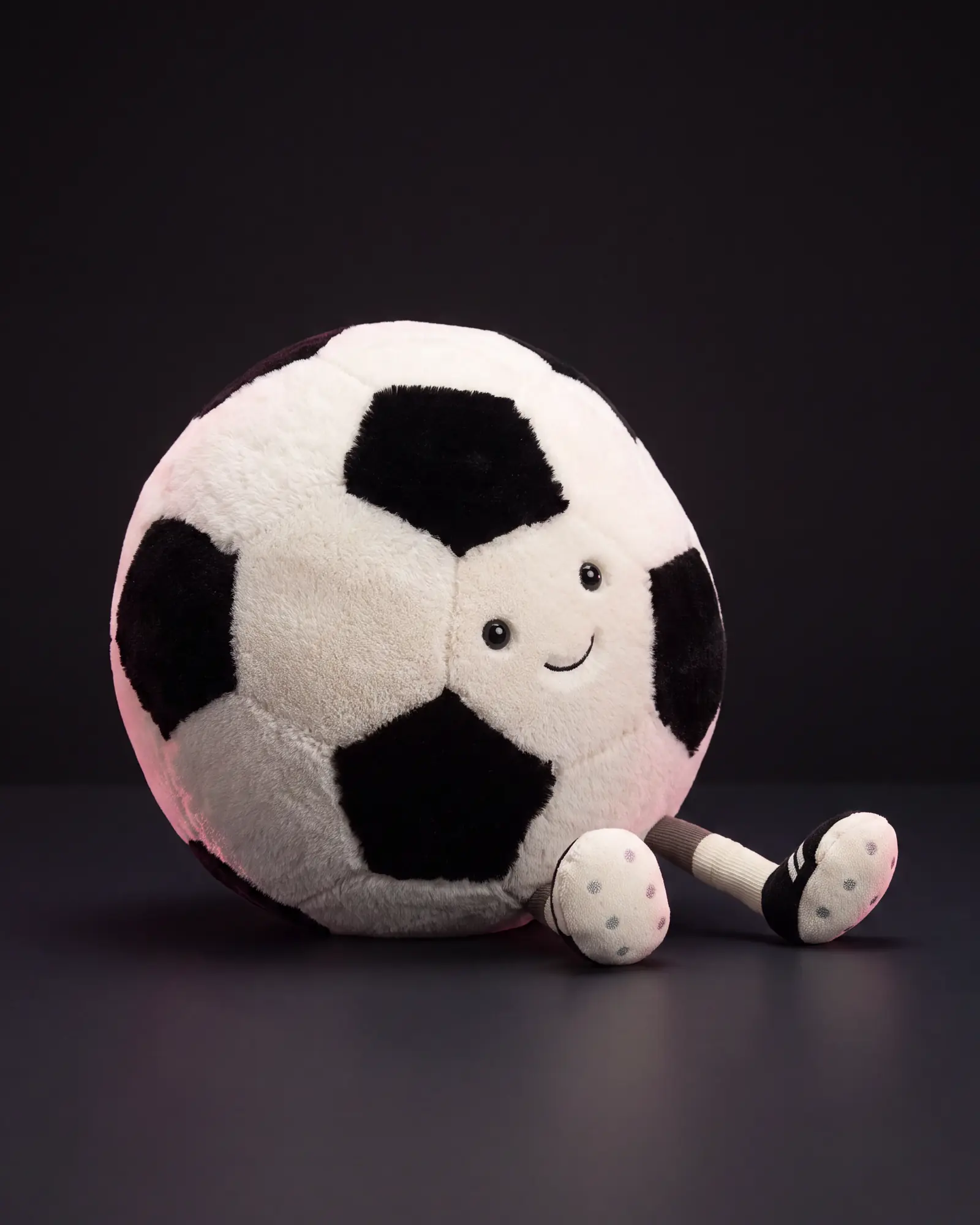 Amuseables Sports Football, 어두운 스튜디오 배경.