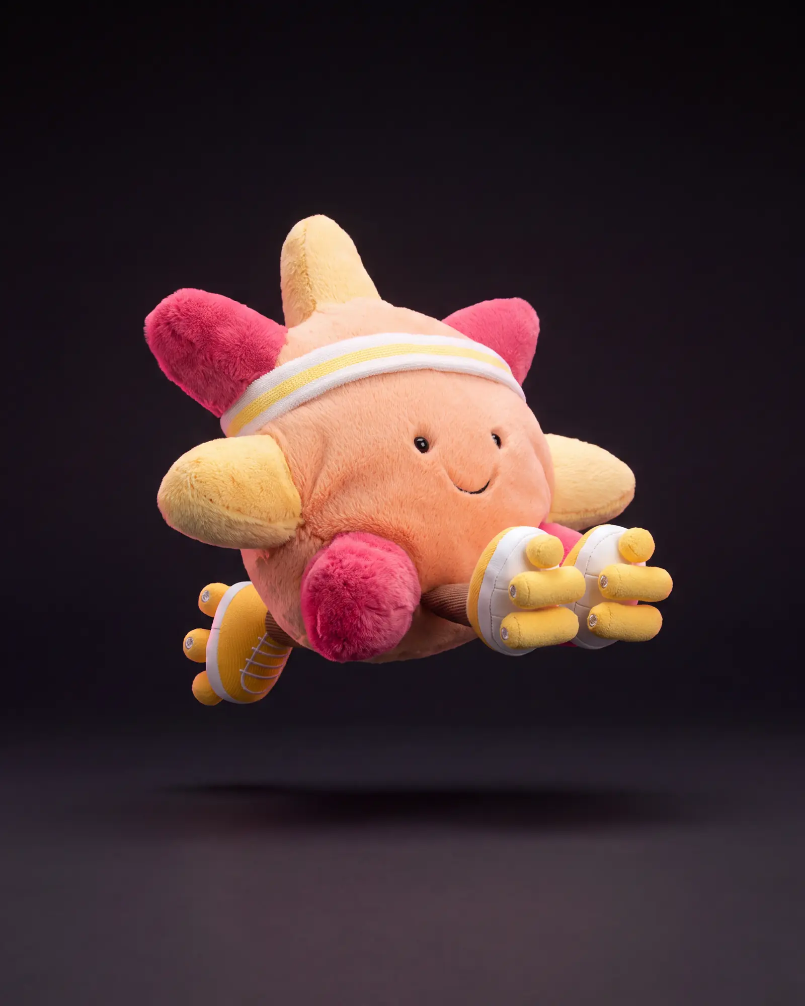 Amuseables Sun 'Roller Skates', 어두운 스튜디오 배경.