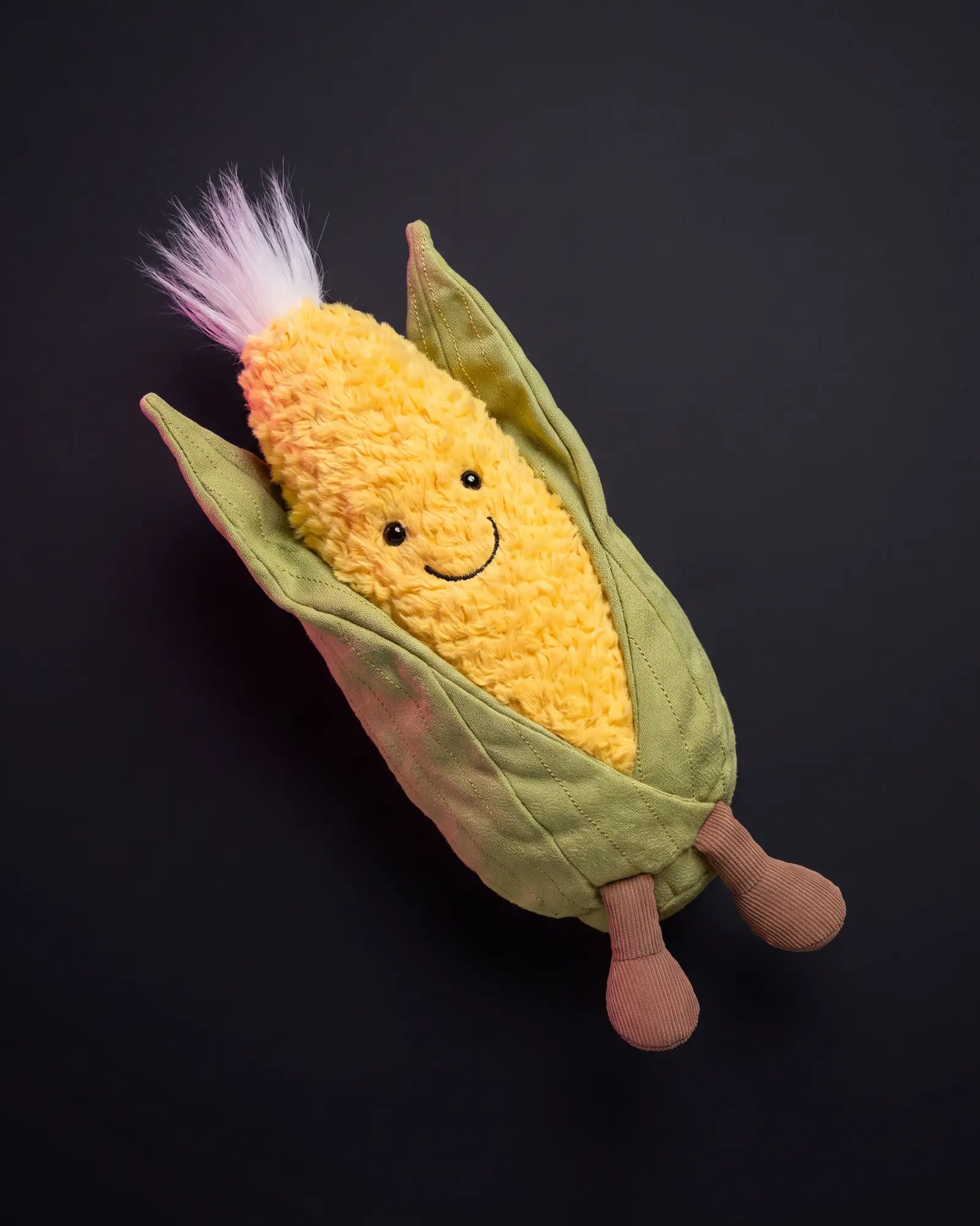 Amuseables Sweetcorn, 어두운 스튜디오 배경.
