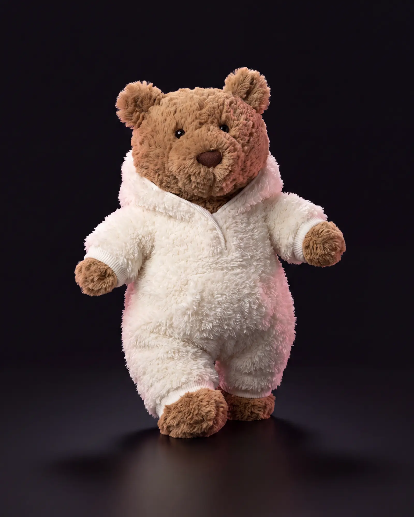 Bartholomew Bear ‘All-in-one’, 어두운 스튜디오 배경.