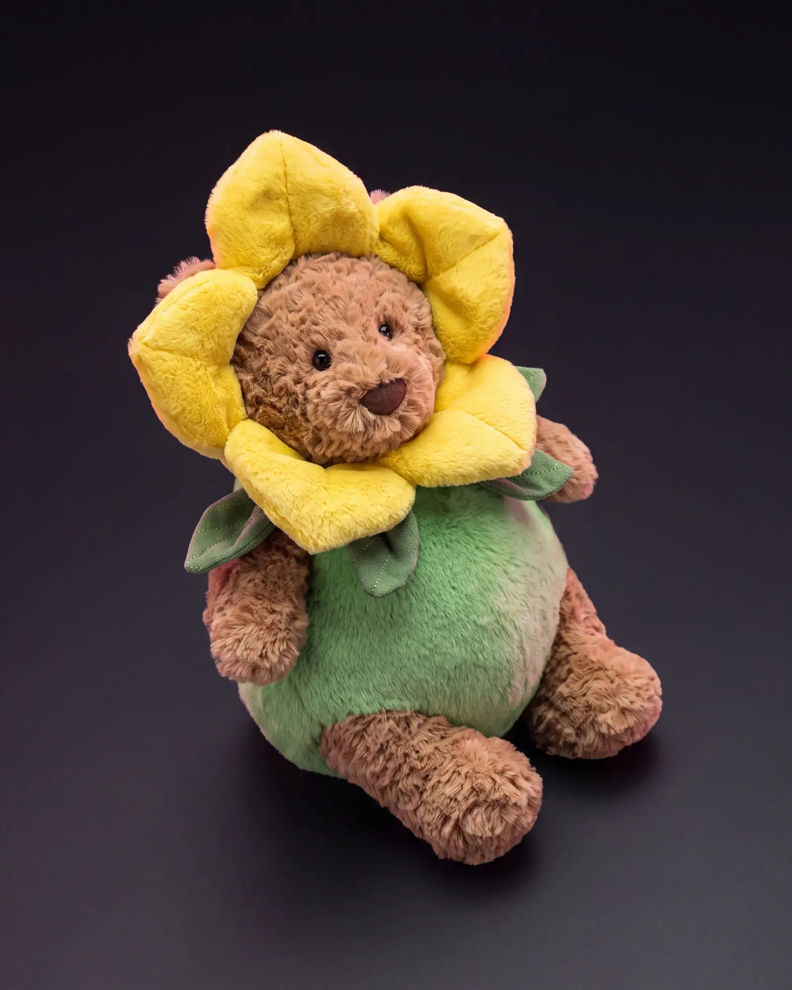 Bartholomew Bear ‘Daffodil’, 어두운 스튜디오 배경.