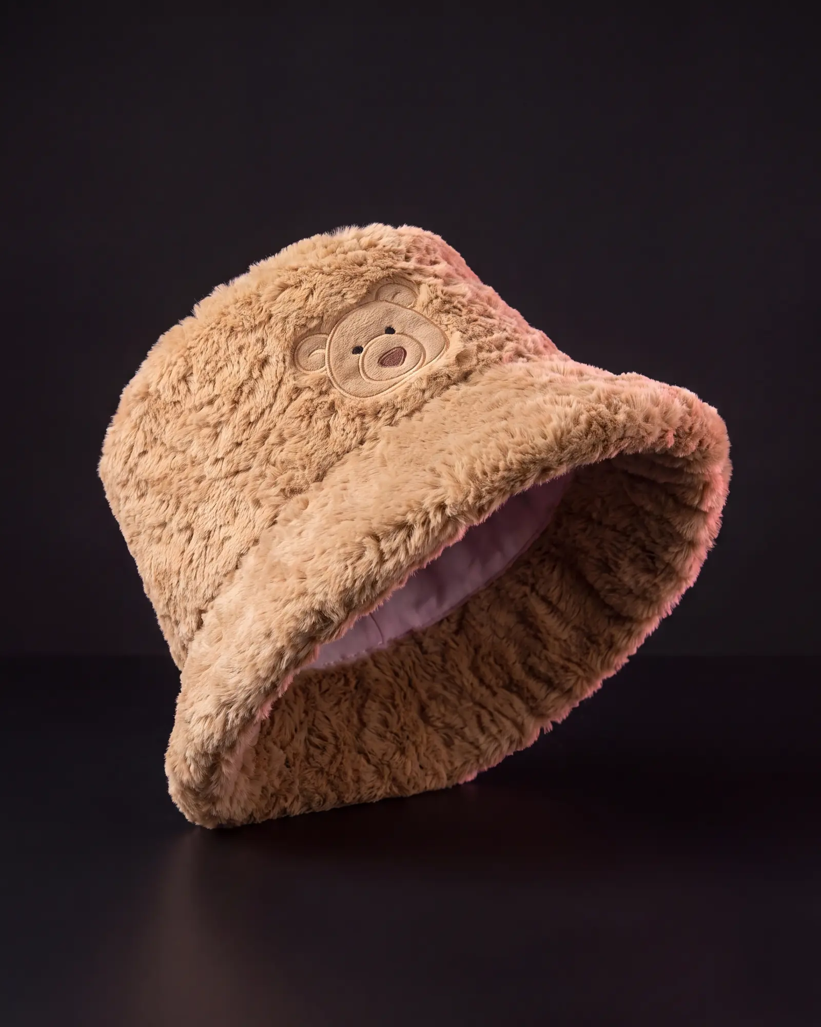 Bartholomew Bear Fluffleshade Hat, 어두운 스튜디오 배경.