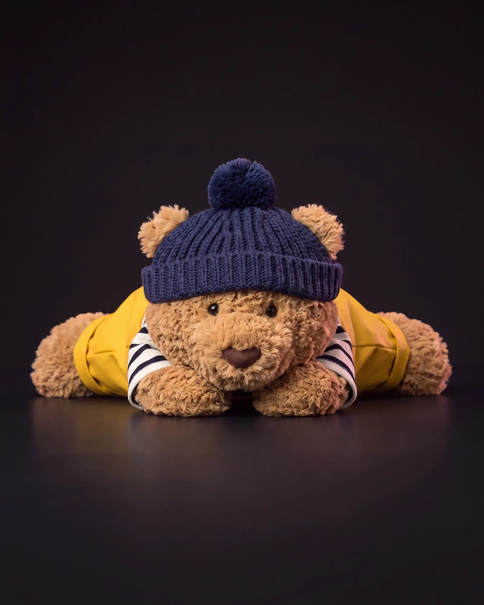 Bartholomew Bear ‘Seafarer’, 어두운 스튜디오 배경.
