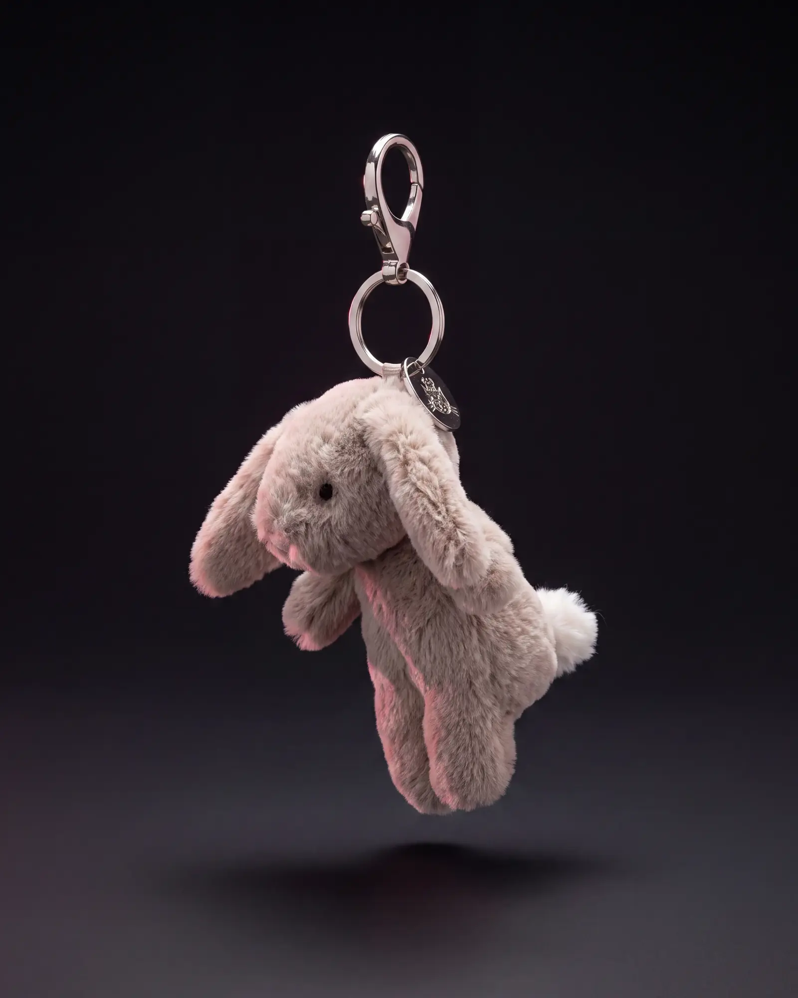 Bashful Bunny Beige Bag Charm, 어두운 스튜디오 배경.