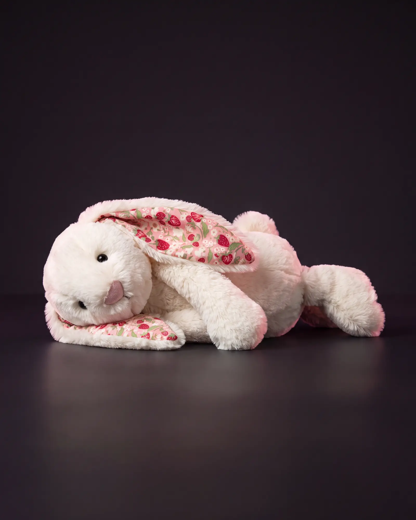 Blossom Cream Bunny 'Berry', 어두운 스튜디오 배경.