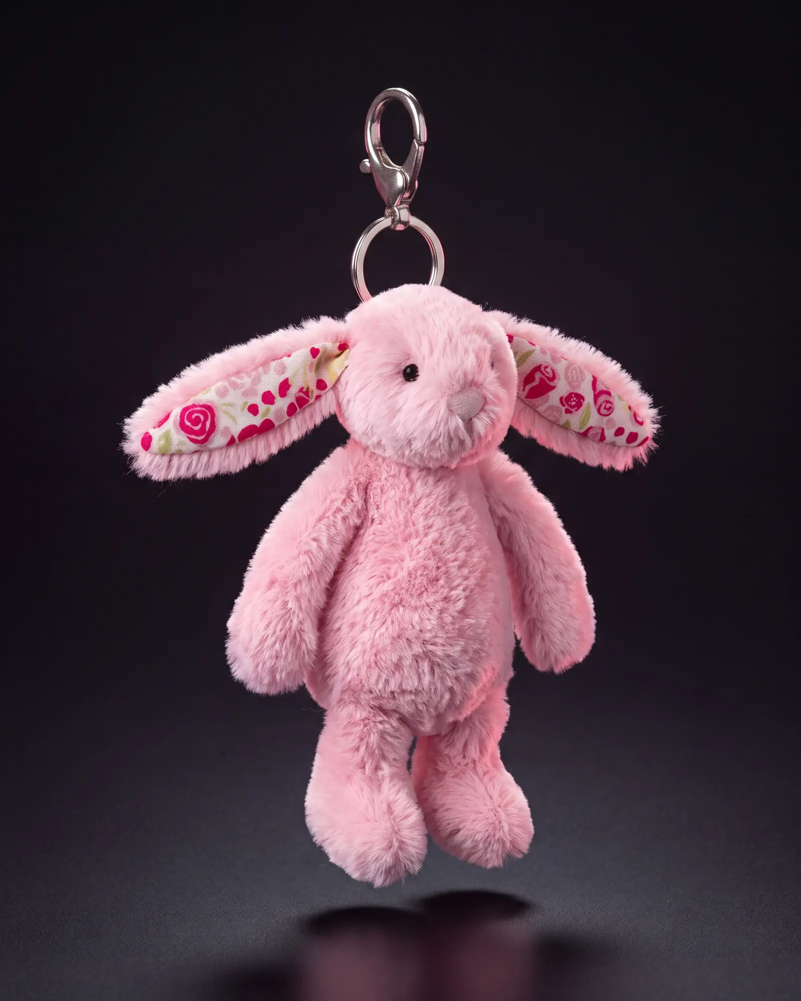 Blushkin Blossom Bunny Bag Charm, 어두운 스튜디오 배경.