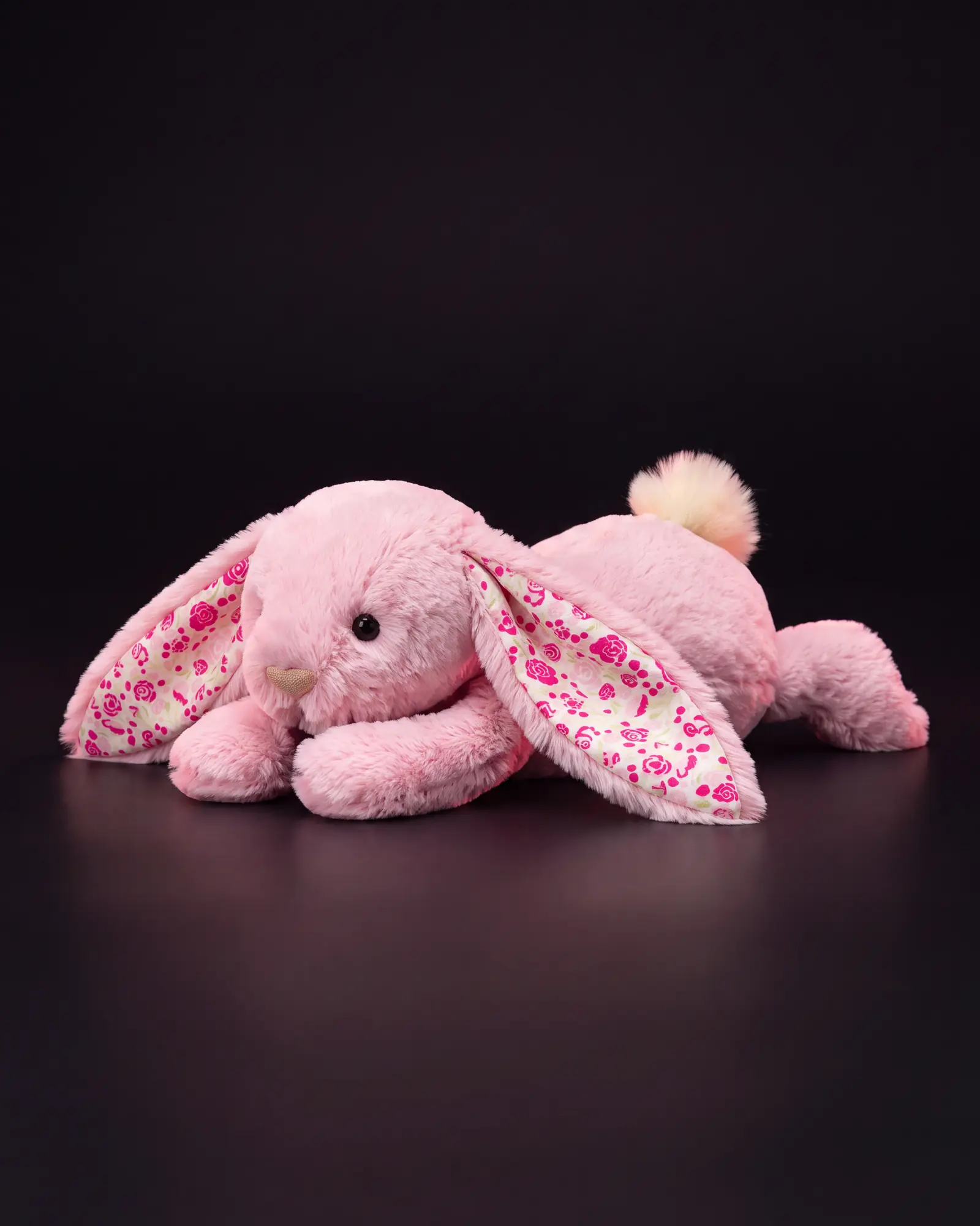 Blushkin Blossom Luxe Bunny, 어두운 스튜디오 배경.