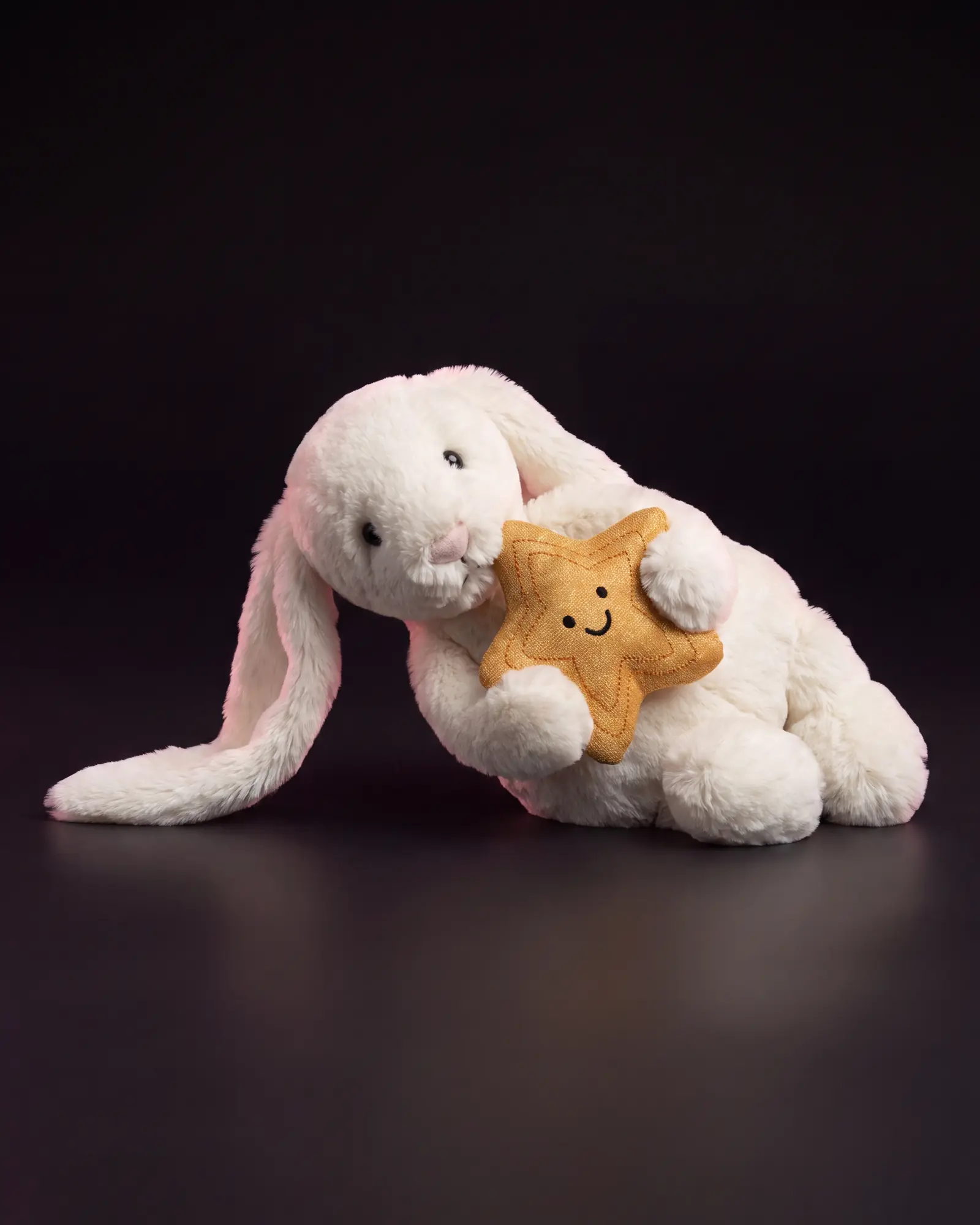 Cream Bunny with Star, 어두운 스튜디오 배경.