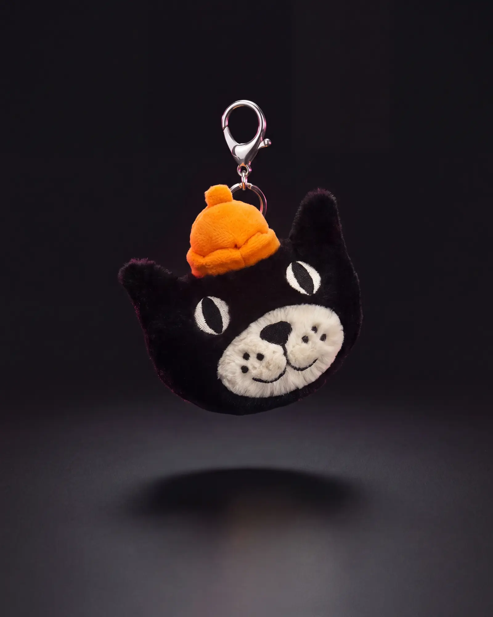 Jellycat Bag Charm, 어두운 스튜디오 배경.