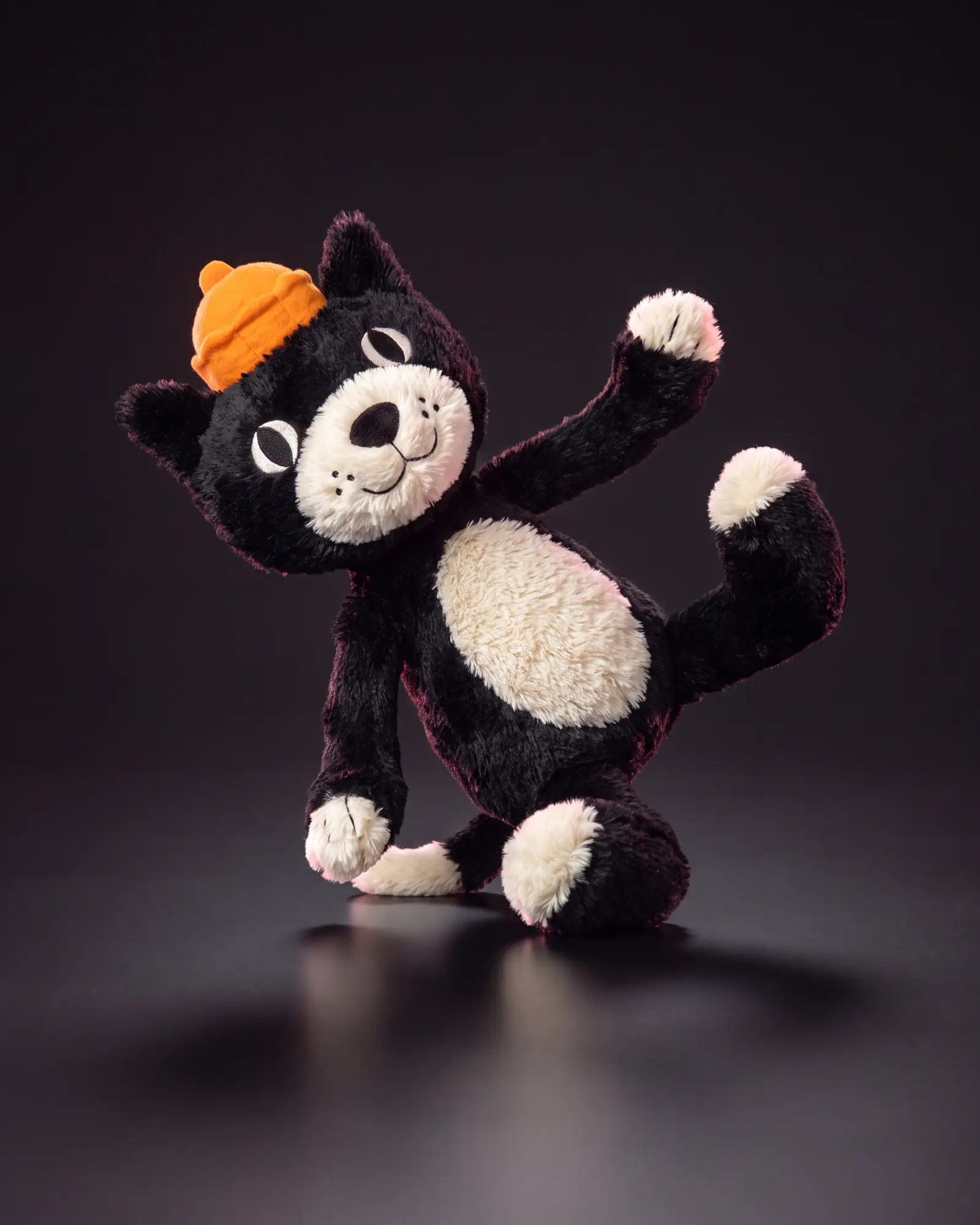 Jellycat Jack, 어두운 스튜디오 배경.