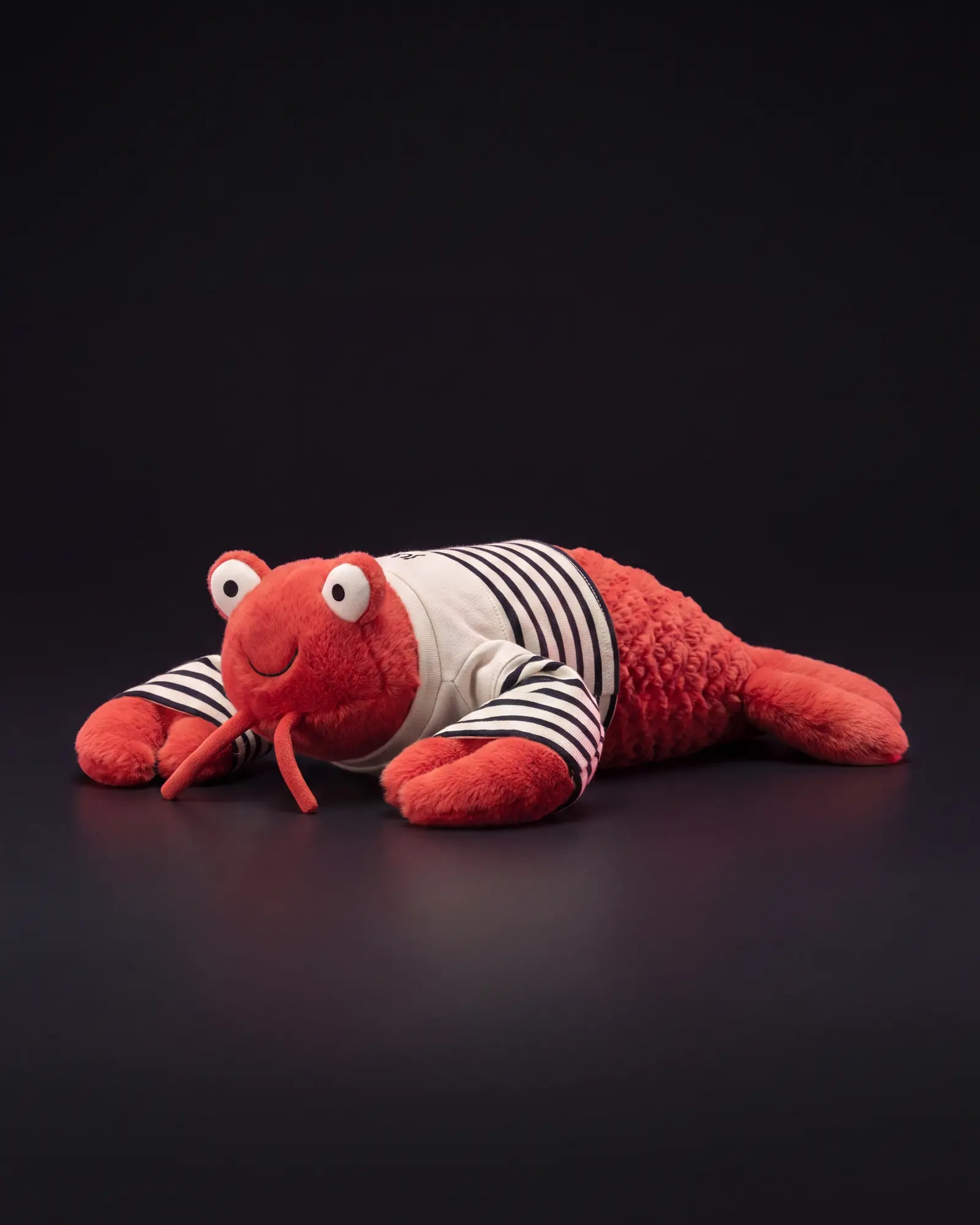 Larry Lobster ‘Sailor’, 어두운 스튜디오 배경.