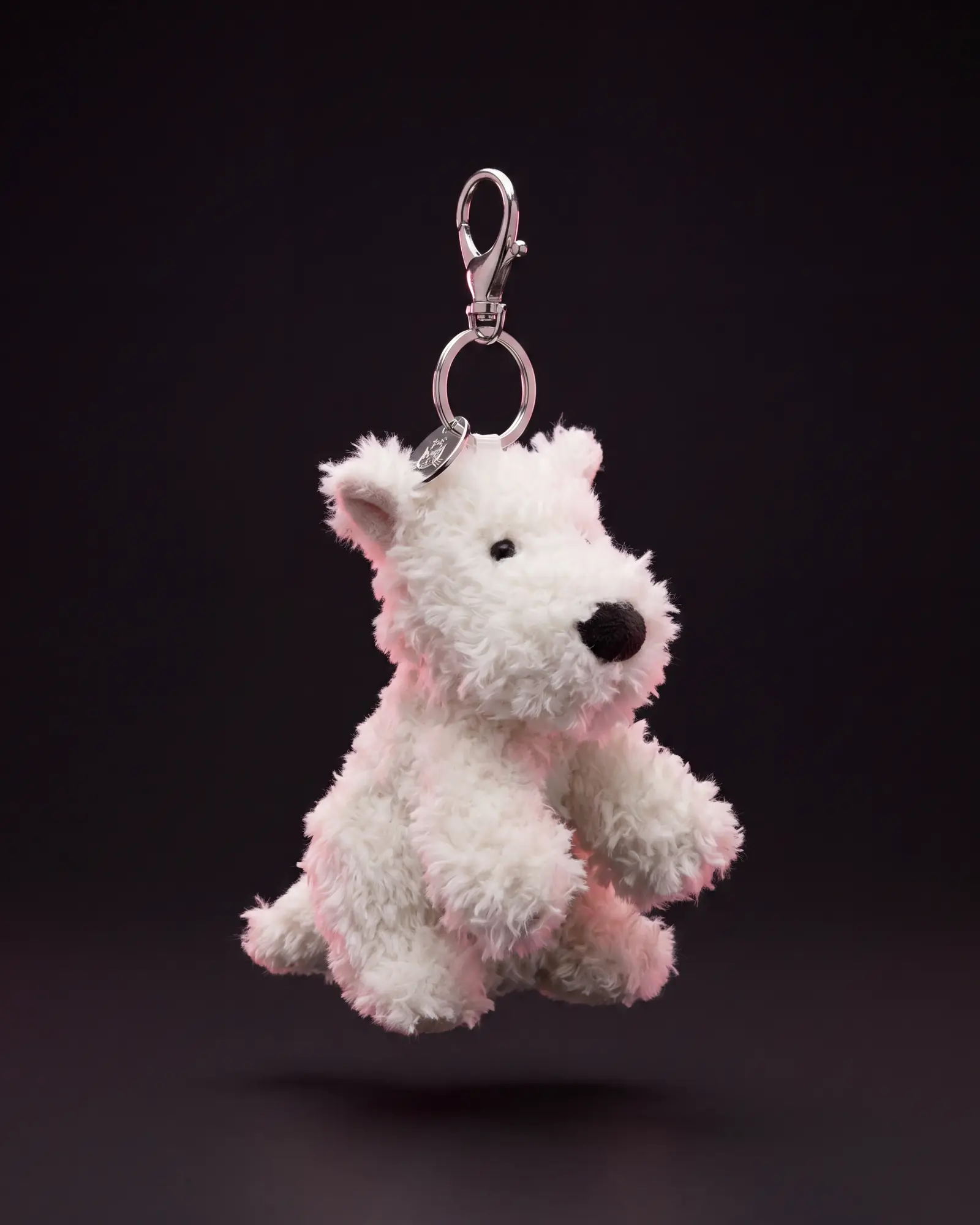 Munro Scottie Dog Bag Charm, 어두운 스튜디오 배경.