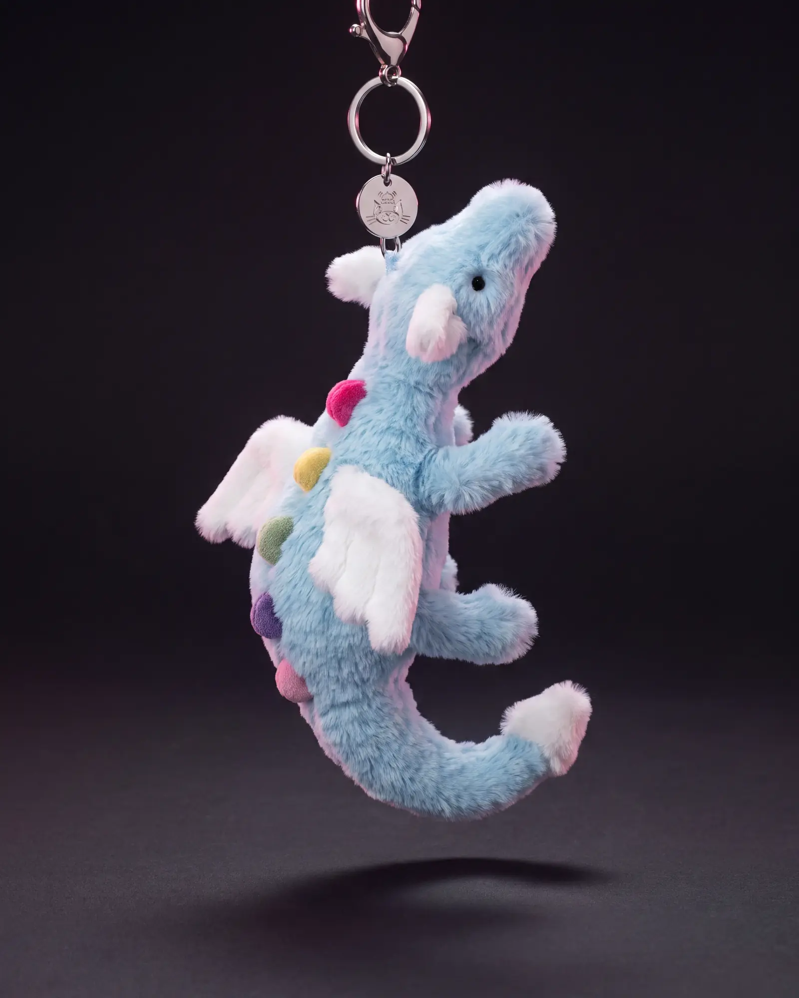 Sky Dragon Bag Charm, 어두운 스튜디오 배경.
