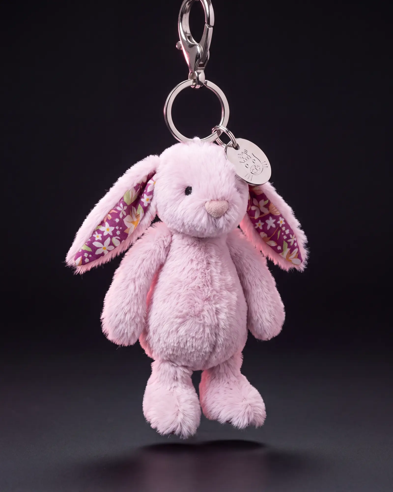 Thistlepop Blossom Bunny Bag Charm, 어두운 스튜디오 배경.