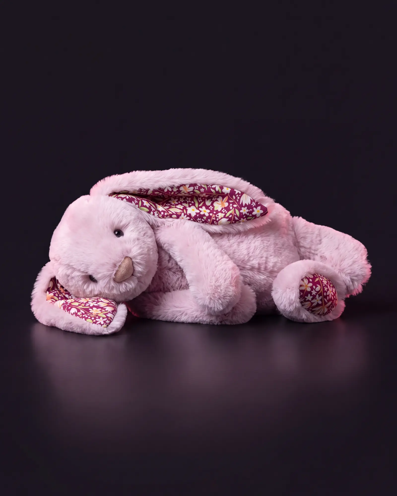 Thistlepop Blossom Luxe Bunny, 어두운 스튜디오 배경.