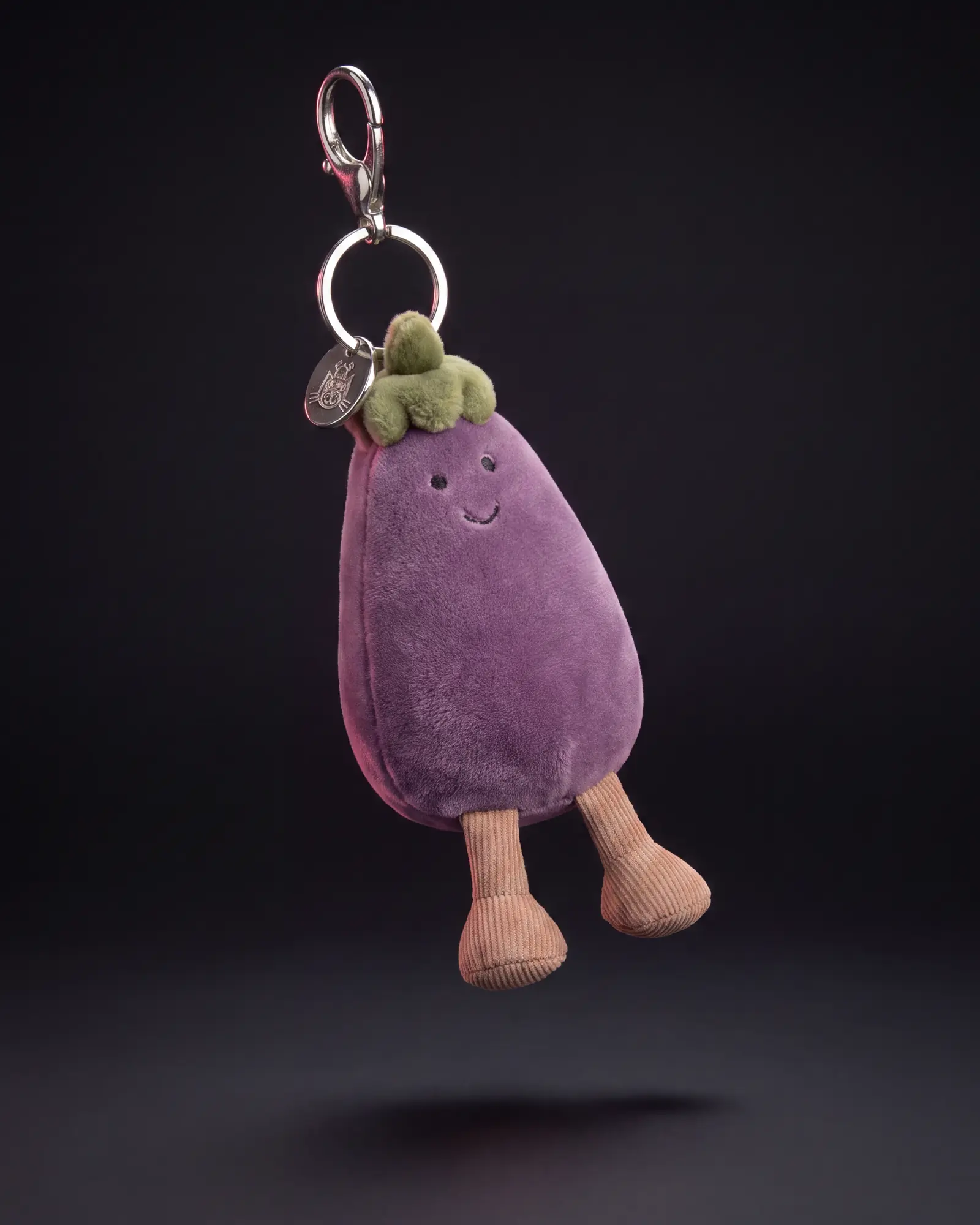 Amuseables Aubergine Bag Charm, 어두운 스튜디오 배경.